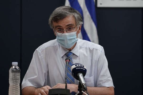 Τσιόδρας: Δύσκολη η μάσκα, τη φοράω 16 με 18 ώρες τη μέρα