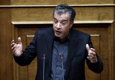 Θεοδωράκης: Έστω και συμβολικά θα έπρεπε να μειωθούν οι φόροι στη χώρα