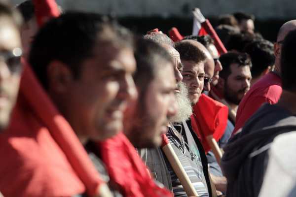 Χανιά: ΠΑΜΕ και συνταξιούχοι έξω από τα γραφεία του ΙΚΑ