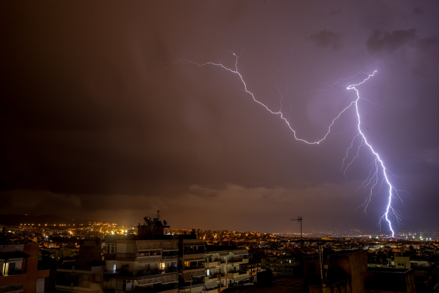 Μπουρίνια, κεραυνοί και ισχυροί άνεμοι το Σάββατο - Φόβοι για μεγάλη καταιγίδα σε Αττική και Πελοπόννησο