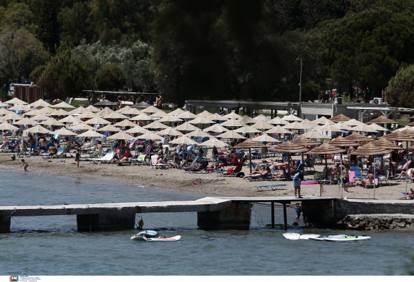 Ξαπλώστρες από... χρυσάφι στις οργανωμένες παραλίες της Αττικής