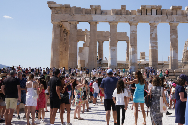 Χειροπέδες σε ζευγάρι πορτοφολάδων που ψείριζαν τουρίστες σε αρχαιολογικούς χώρους