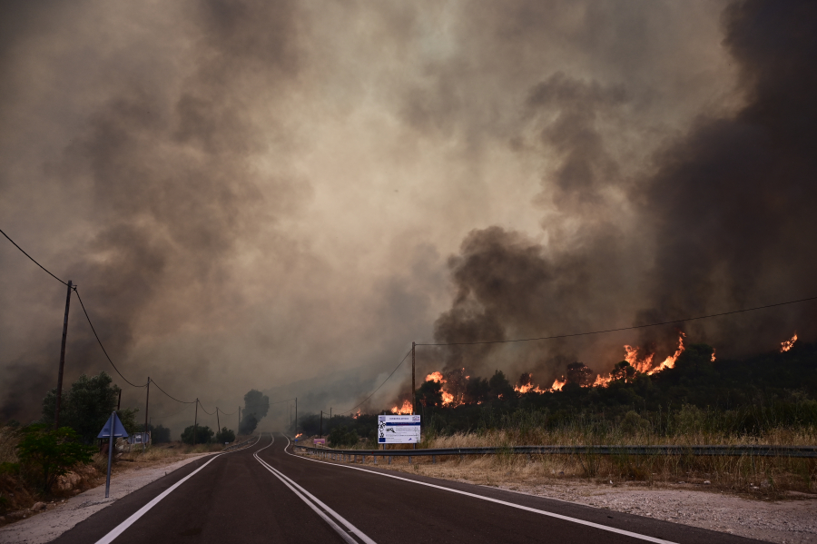 Μαίνεται η φωτιά στον Ασπρόπυργο, νέο μήνυμα από 112 για εκκενώσεις, κυκλοφοριακές ρυθμίσεις - Στις φλόγες αποθήκη χημικών