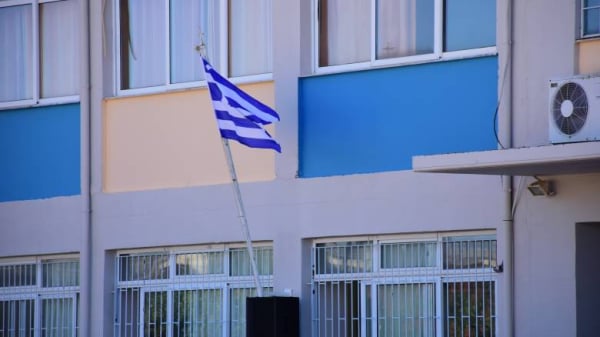 Βία ανηλίκων: Χαμός σε σχολικό πάρτι- 15χρονη «βούτηξε» από το λαιμό 13χρονη