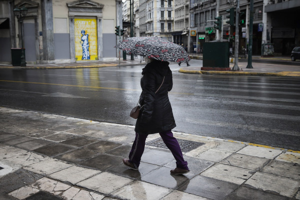 Καιρός σήμερα: Βροχές και μικρή πτώση του υδράργυρου, που θα έχουμε έντονα φαινόμενα