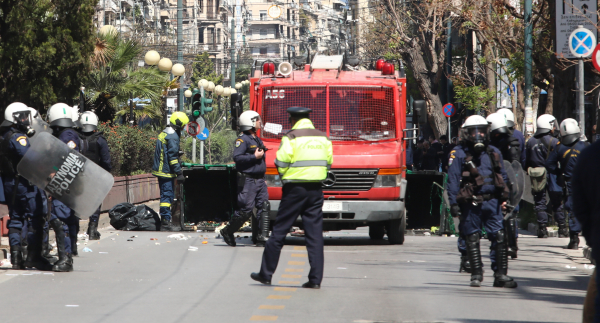 Δικογραφία για άσκοπους πυροβολισμούς στην ΑΣΟΕΕ: Το βίντεο της επίθεσης κουκουλοφόρων