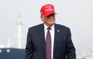 Τραμπ για πλήγματα στο Ιράν: Μπορούμε να τελειώσουμε σε λίγες ημέρες ή να πάμε μέχρι τέλους