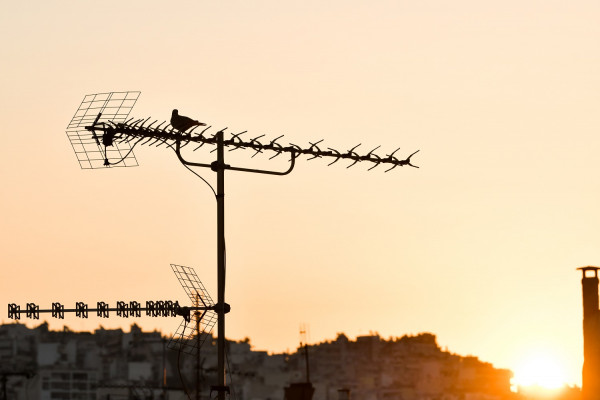 Ξεκινάει η δεύτερη ψηφιακή μετάβαση για τη δημόσια και την ιδιωτική τηλεόραση, πότε θα εφαρμοστεί και σε ποιες περιοχές