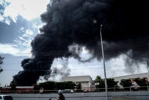 Μεγάλη φωτιά μετά από έκρηξη σε εργοστάσιο στην Κηφισιά