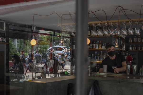 Σε ΦΕΚ η απόφαση με τα νέα μέτρα: Τι αλλάζει σε διασκέδαση και εστίαση, τι ισχύει για Τσικνοπέμπτη