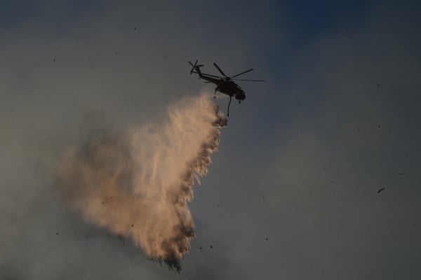 Φωτιά τώρα στην Ανδραβίδα: Ρίψεις από επτά εναέρια