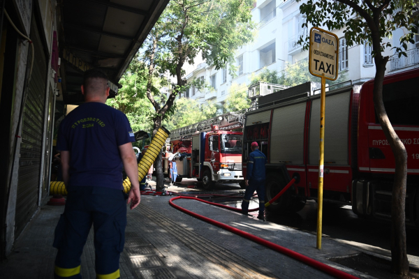 Αφόρητες συνθήκες στο υπόγειο του θεάτρου Μπρόντγουεϊ: Με παροχή οξυγόνου επιχειρούν οι πυροσβέστες