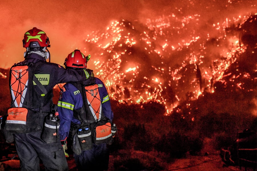 Τραγωδία στη φωτιά στο Ξυλόκαστρο με δύο νεκρούς - Εκτός ελέγχου το πύρινο μέτωπο και σήμερα