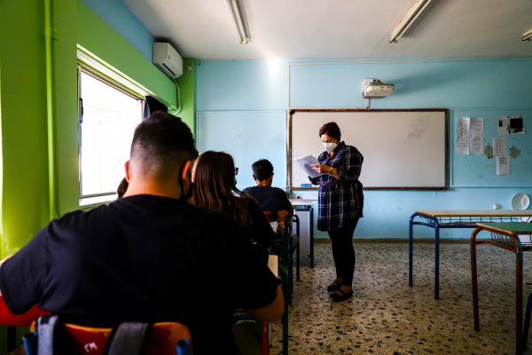 Παραμένουν οι μάσκες στα σχολεία, γιατί δεν θα βγουν