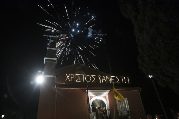 Κέρκυρα: Τα χιλιάδες βεγγαλικά έκαναν τη νύχτα μέρα με το άκουσμα της Ανάστασης