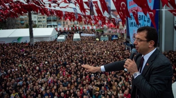 Χαμός με τον Ιμάμογλου: Πήγε για σκι μετά τον φονικό σεισμό στην Τουρκία (pics)