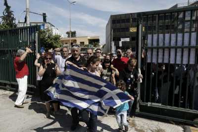 Οι εργαζόμενοι της πρώην ΕΡΤ έξω απο το ραδιομέγαρο (ΑΠΕ-ΜΠΕ/ΓΙΑΝΝΗΣ ΚΟΛΕΣΙΔΗΣ)