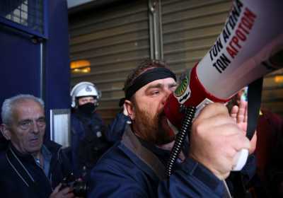 Η αστυνομία δεν αφήνει τους αγρότες να πλησιάσουν τα γραφεία του ΣΥΡΙΖΑ