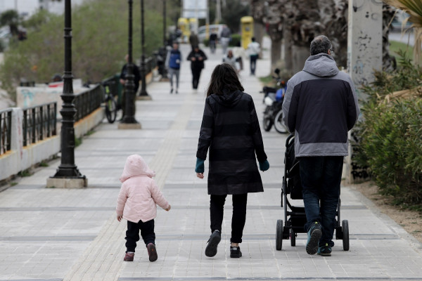 «Βούλιαξε» από κόσμο η παραλία του Βόλου - Όλοι για τζόκινγκ ή βόλτα με τον σκύλο τους