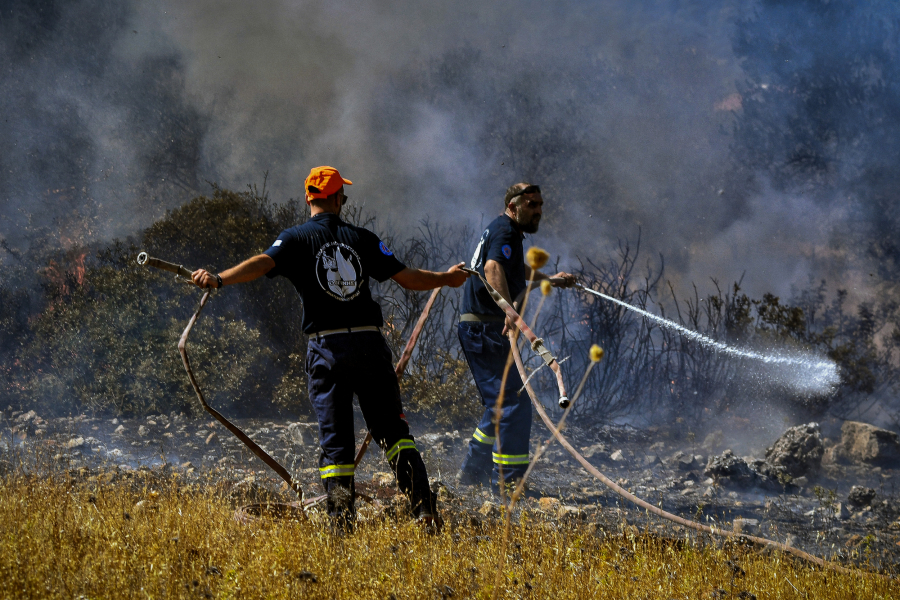 Βοιωτία: Φωτιά σε φορτηγό που έπεσε σε γκρεμό - Νεκρός ο οδηγός