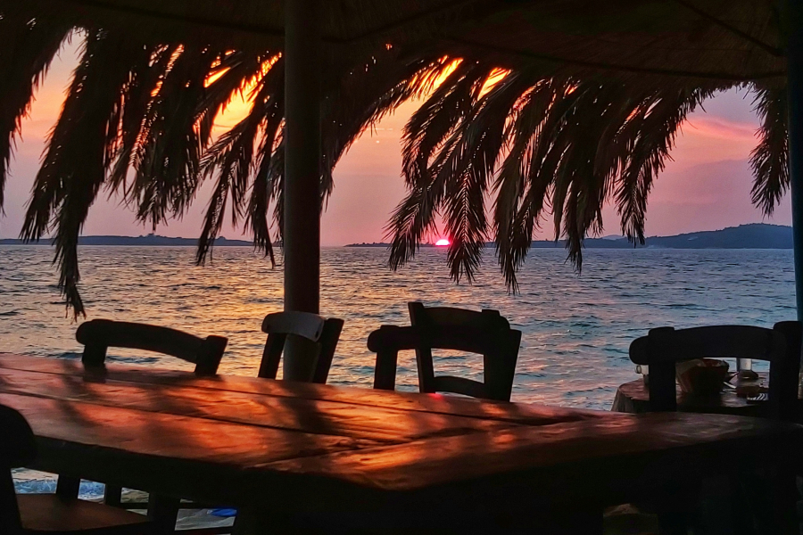 Χαλκιδική: Υπάλληλος beach bar έσκασε τα λάστιχα αυτοκινήτου ελεγκτών του ΣΔΟΕ