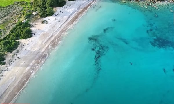 Η λευκή παραλία στο «Μονακό της Ελλάδος» απέχει 2 ώρες από την Αθήνα
