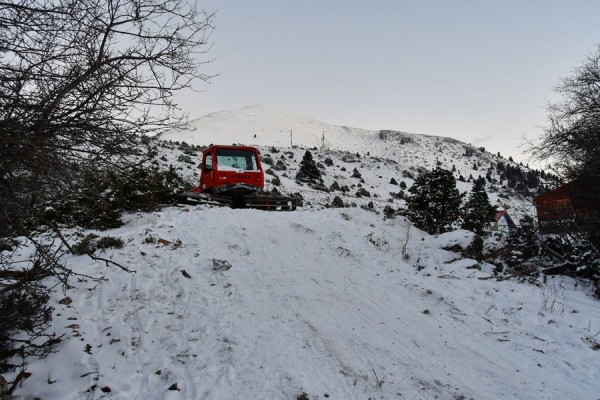 Σε εξέλιξη επιχείρηση απεγκλωβισμού ατόμων στα παγωμένα Βαρδούσια