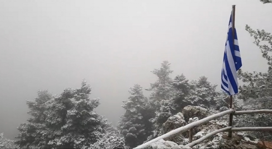 Καιρός: Χιονίζει από το βράδυ της Δευτέρας στην Πάρνηθα, «άσπρισε» το καταφύγιο Μπάφι (βίντεο)