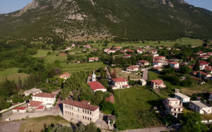 Το χωριό της Φωκίδας που μοιάζει με πίνακα ζωγραφικής