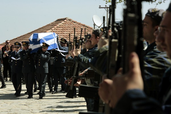 Η Ελλάδα αποχαιρέτησε τον σμηναγό Γιώργο Μπαλταδώρο - Το στερνό αντίο των παιδιών του [pics&amp;vids]