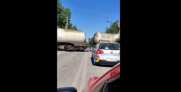 Παραλίγο νέο ατύχημα στη Θεσσαλονίκη: Το τρένο περνάει με τις μπάρες... ανεβασμένες