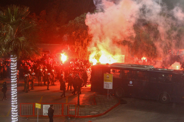 Δακρυγόνα στο Καραϊσκάκη πριν το Ολυμπιακός - Παναθηναϊκός