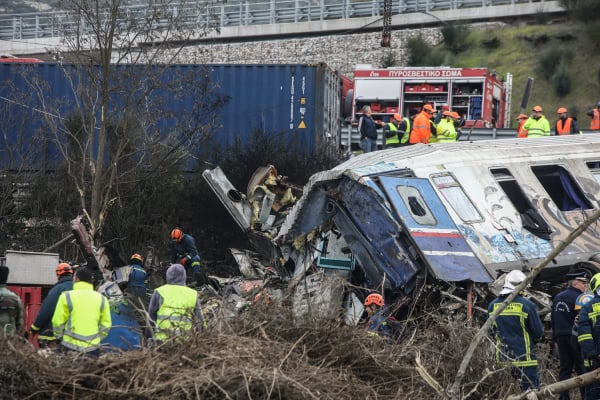 Τέμπη: Πώς εξηγούν οι πυροσβέστες τα χημικά εγκαύματα που υπέστησαν