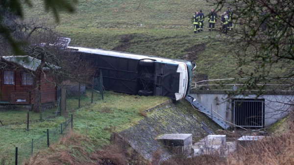 Γερμανία: Σχολικό γλίστρησε σε χαντάκι εν μέσω ομίχλης – Δύο παιδιά νεκρά, 20 τραυματίες