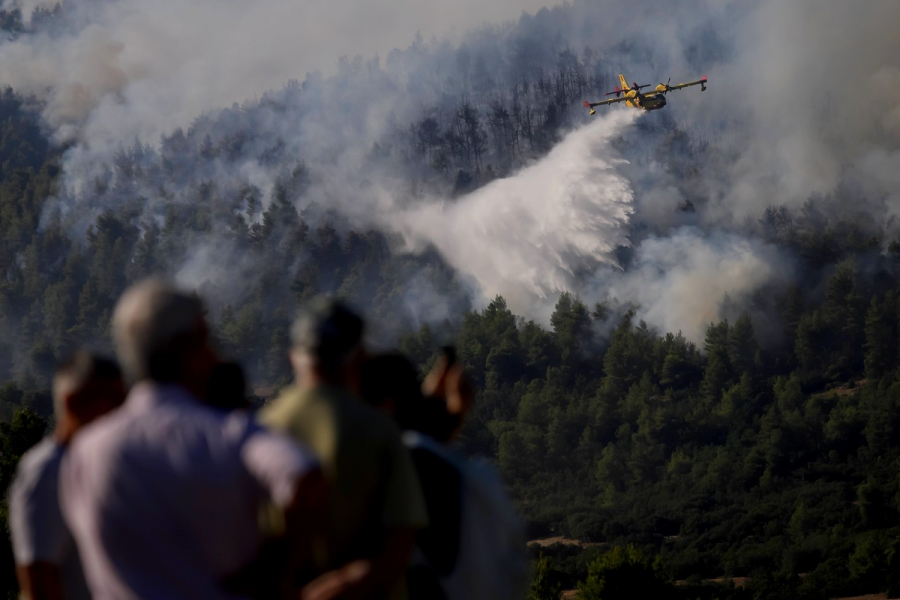 Φωτιά στα Βίλια: Συνεχείς ρίψεις νερού, νέες εκκενώσεις - Σε κατάσταση ετοιμότητας τα νοσοκομεία (βίντεο, εικόνες)