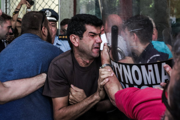 Πλειστηριασμοί: Επεισόδια ανάμεσα στο ΠΑΜΕ και σε αστυνομικούς έξω από συμβολαιογραφείο στο κέντρο της Αθήνας (pics)