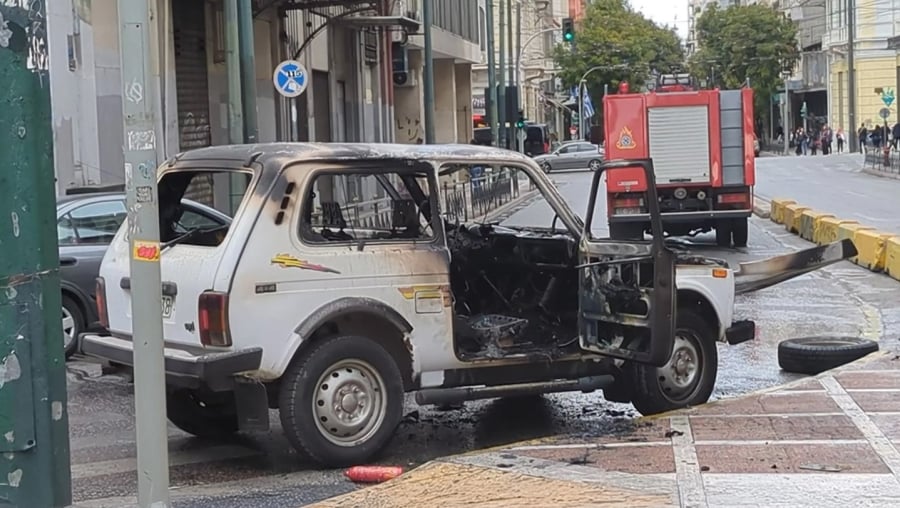 Φωτιά τώρα στο κέντρο της Αθήνας - Κλειστοί δρόμοι