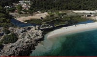 Η παραλία με την φυσική νεροτσουλήθρα που απέχει 50 λεπτά από την Αθήνα