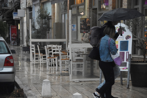 Καιρός: Πέφτει κι άλλο η θερμοκρασία και έρχονται καταιγίδες - Τι θα κάνει στην Αττική