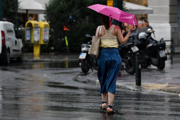 Τα «χαλάει» ο καιρός αύριο Δευτέρα - Οι περιοχές που θα βρέξει