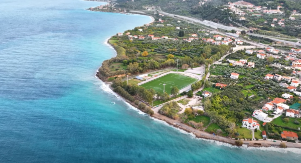Γήπεδο Αιγείρας: Ένα γήπεδο ποδοσφαίρου δίπλα στη θάλασσα (Drone βίντεο)