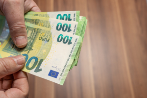 Δώρο Χριστουγέννων 500 ευρώ στο Δημόσιο από το 2027 - Ποιοι το δικαιούνται και ποιοι θα πάρουν μικρότερο ποσό