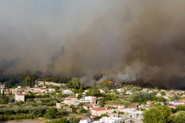 Πνιγηρή η ατμόσφαιρα από τις φωτιές, πώς θα προστατευτούμε από το τοξικό νέφος