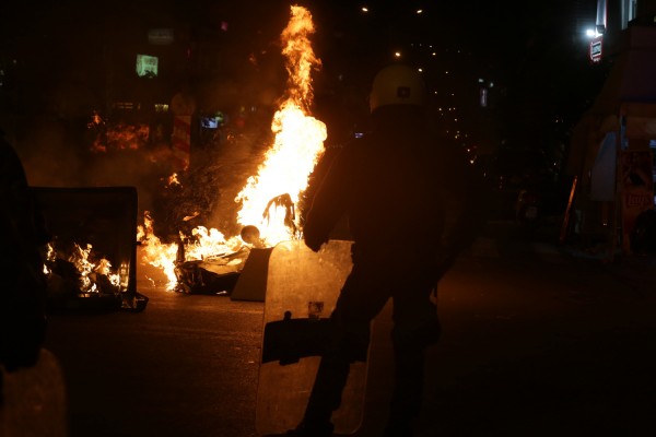 «Μάχες» με βόμβες μολότοφ στα Εξάρχεια - Τρεις συλλήψεις