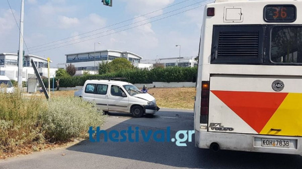 Λεωφορείο του ΟΑΣΘ συγκρούστηκε με τρία ΙΧ - Καραμπόλα στη Θεσσαλονίκη
