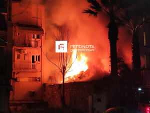 Φωτιά τώρα σε κτίριο στον Βόλο (Εικόνες)
