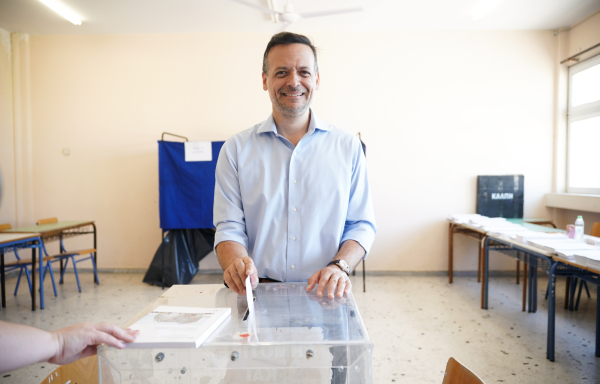 Ευρωεκλογές 2024: Ψήφισε ο δήμαρχος Αθηναίων, Χάρης Δούκας - «Πρώτα κάλπη, μετά παραλία»