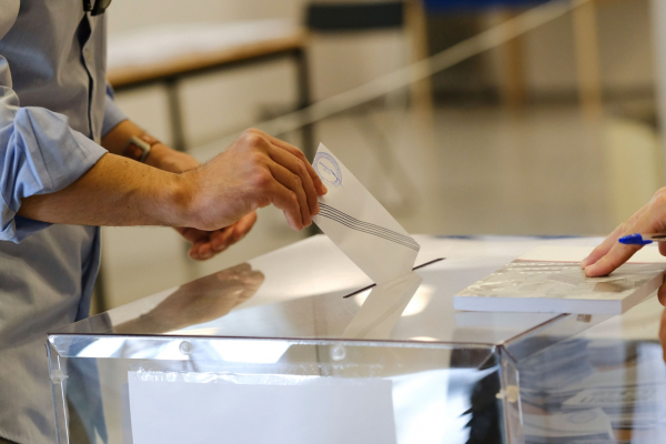 Καμπανάκι για χαμηλές πτήσεις στις εκλογές