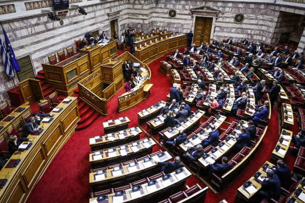 Ψηφίστηκαν οι τροπολογίες για ΕΝΦΙΑ και κοινωνικό μέρισμα