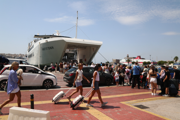 Ακόμα ένα καλοκαίρι με ακτοπλοϊκά εισιτήρια «χρυσάφι» - Όταν η κυβέρνηση «πίεζε» τις ναυτιλιακές για μειώσεις τιμών